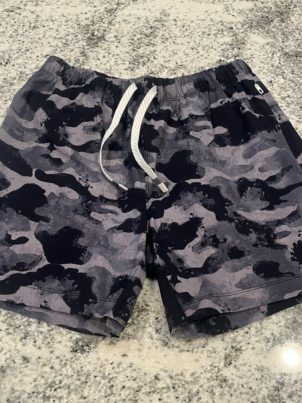 Fabletics The One Athletic Shorts 5" Mens XL Black Gray Camo Gym Workout Unlined